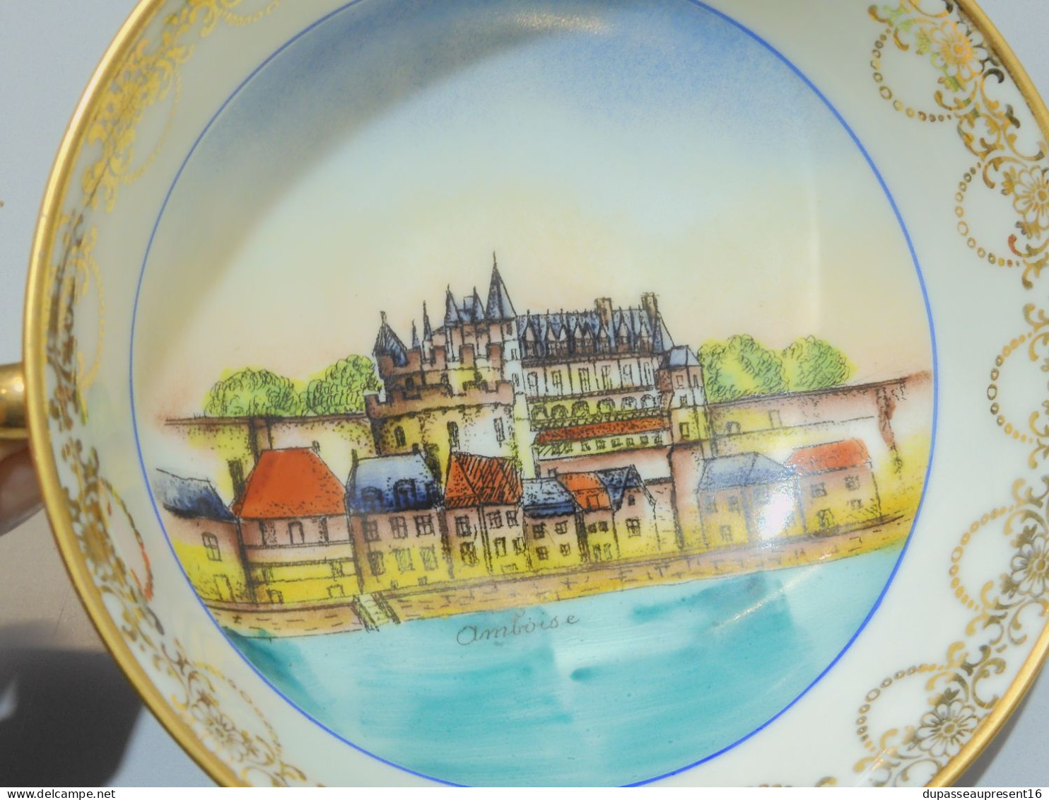 -JOLIE TASSE et SA SOUCOUPE  CHATEAU D'AMBOISE PORCELAINE Limoges décor Main    E