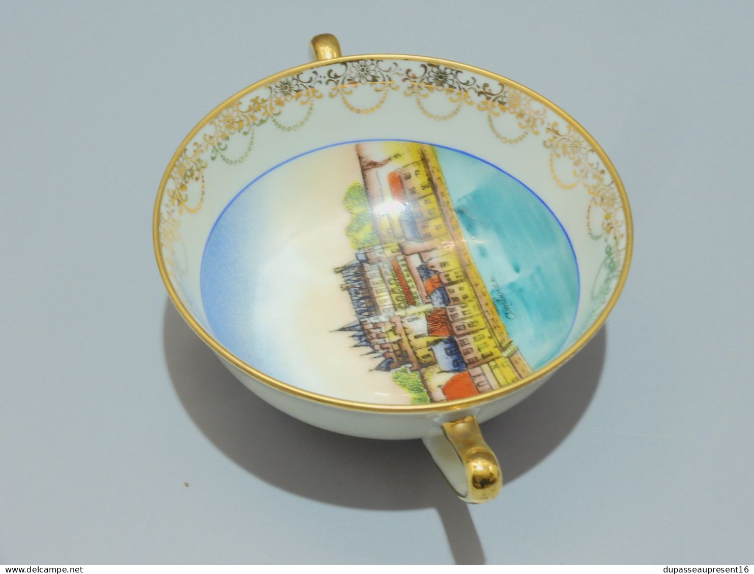 -JOLIE TASSE et SA SOUCOUPE  CHATEAU D'AMBOISE PORCELAINE Limoges décor Main    E