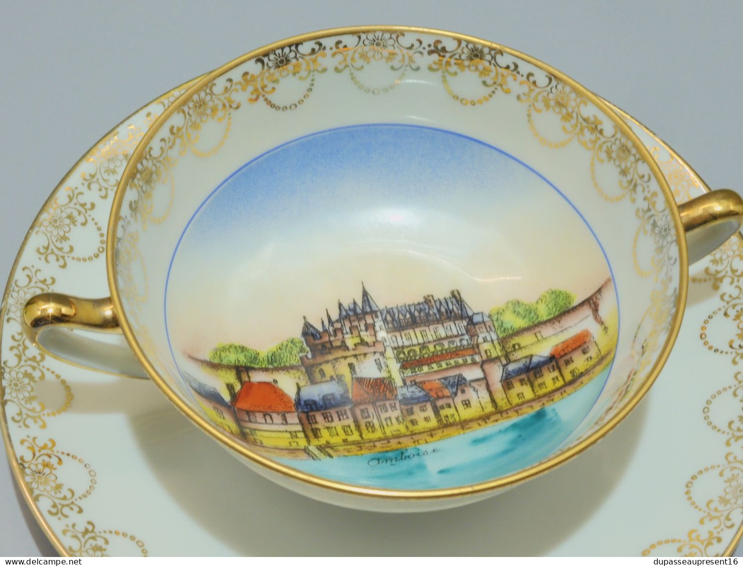 -JOLIE TASSE et SA SOUCOUPE  CHATEAU D'AMBOISE PORCELAINE Limoges décor Main    E