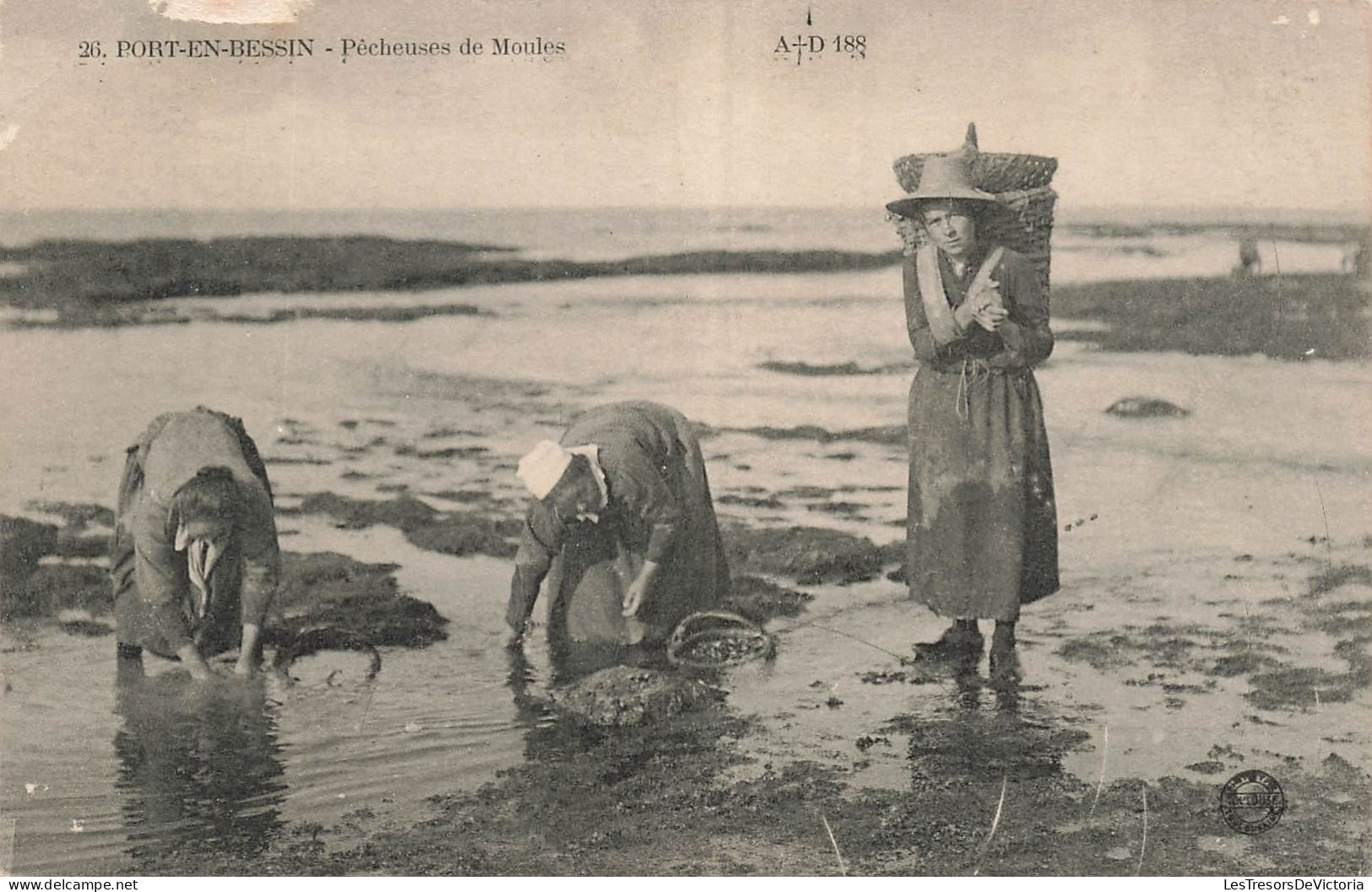 FRANCE - Port En Bessin - Pêcheuses De Moules - AD 188 - Plage - Carte Postale Ancienne - Port-en-Bessin-Huppain