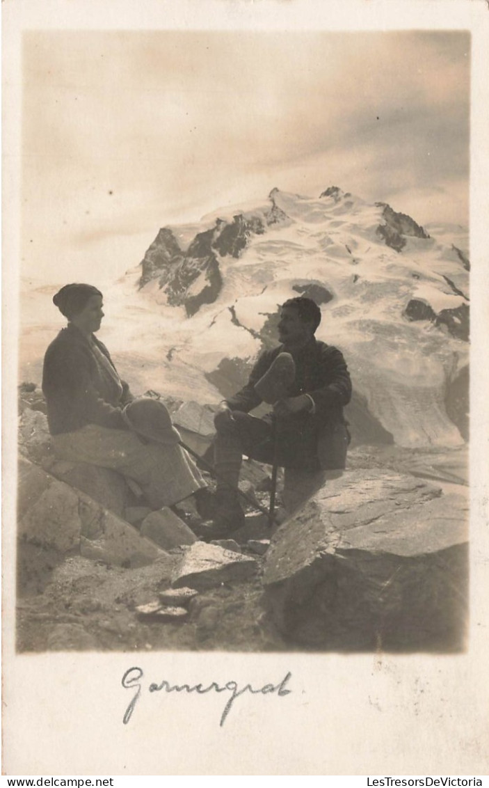 COUPLES - Un Couple Assis Au Bas D'une Colline Rocheuse  - Carte Postale Ancienne - Couples