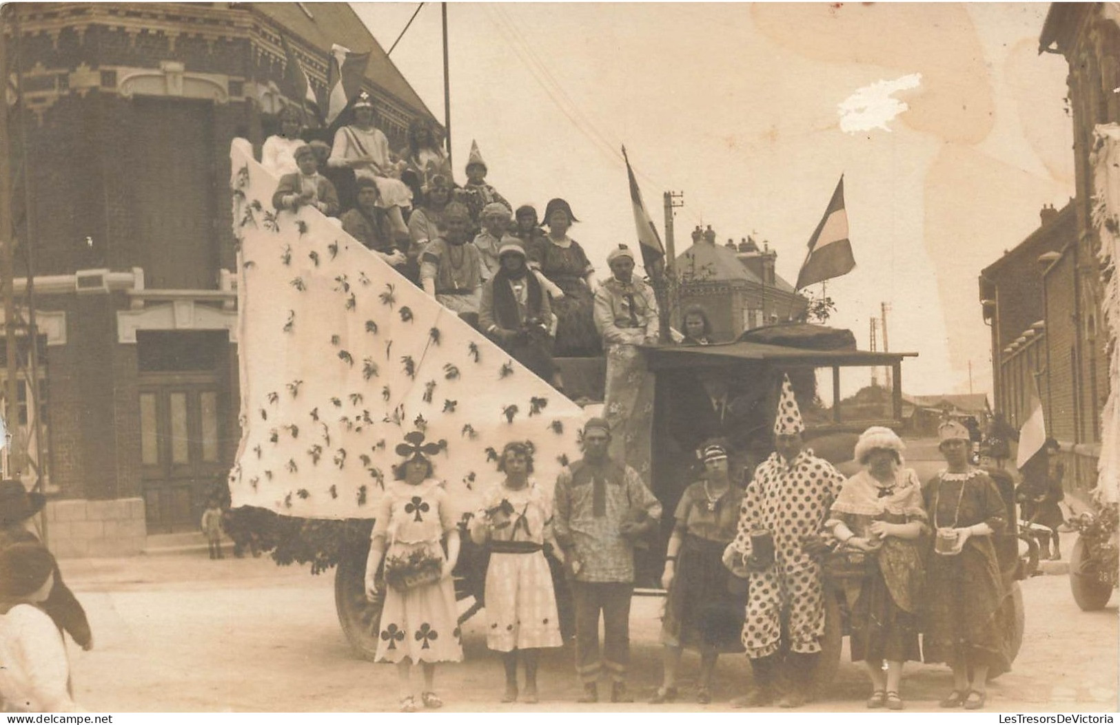 SPECTACLE - Cirque - Des Artistes De Cirque Regroupés Près De La Voiture - Carte Postale Ancienne - Circus