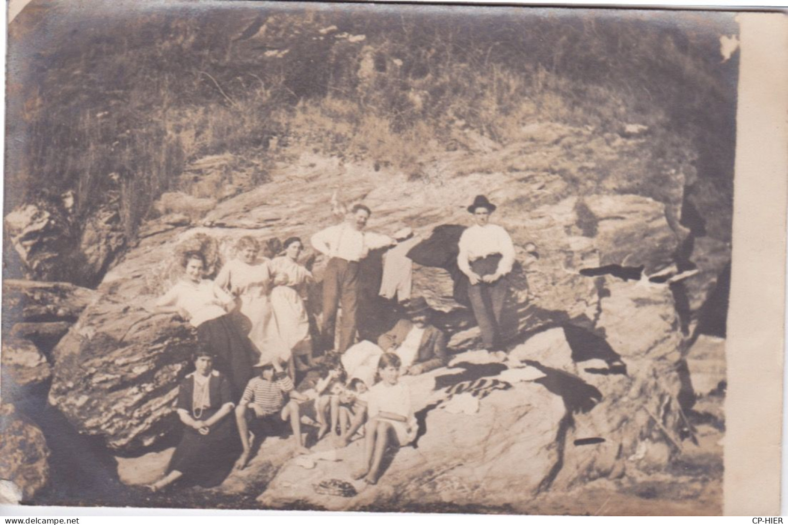 44 - BOURGUENAIS - CARTE-PHOTO A IDENTIFIER - PERSONNES EN POSE SUR LES ROCHERS - Bouguenais