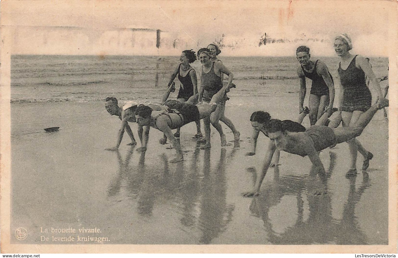 JEUX - La Brouette Vivante - Personnes S'amusant à La Plage - Carte Postale Ancienne - Autres & Non Classés