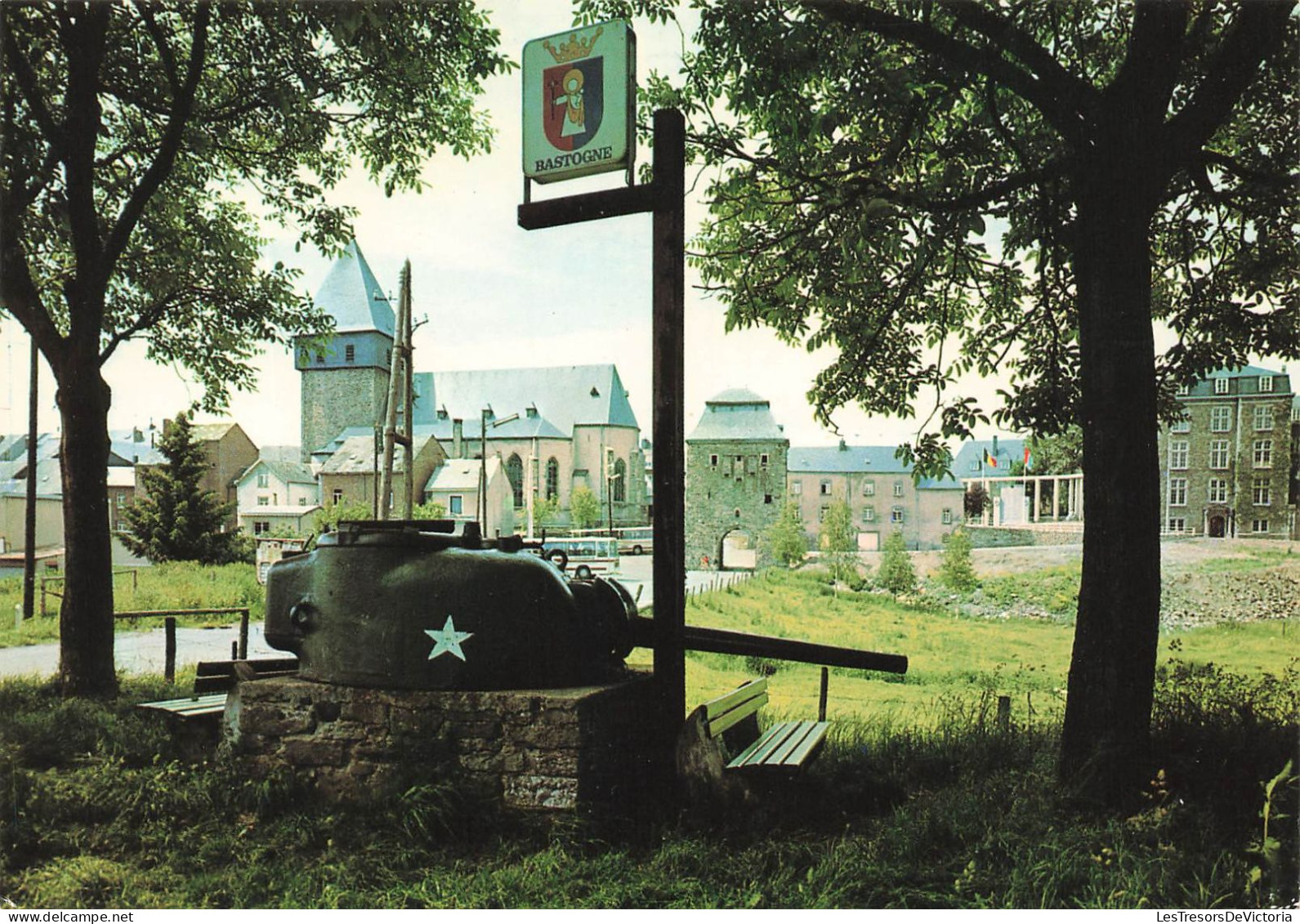 BELGIQUE - Bastogne - Église Saint Pierre XIIè Siècle Et Porte De Trêves - Carte Postale - Bastogne