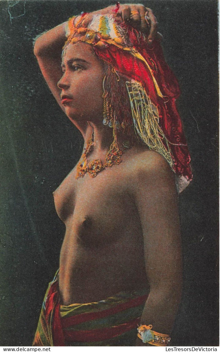 ALGERIE - Femme - Femme Du Sud Algérien - Poitrine Découverte - Bijoux - Foulards Bariolés - Carte Postale Ancienne - Femmes