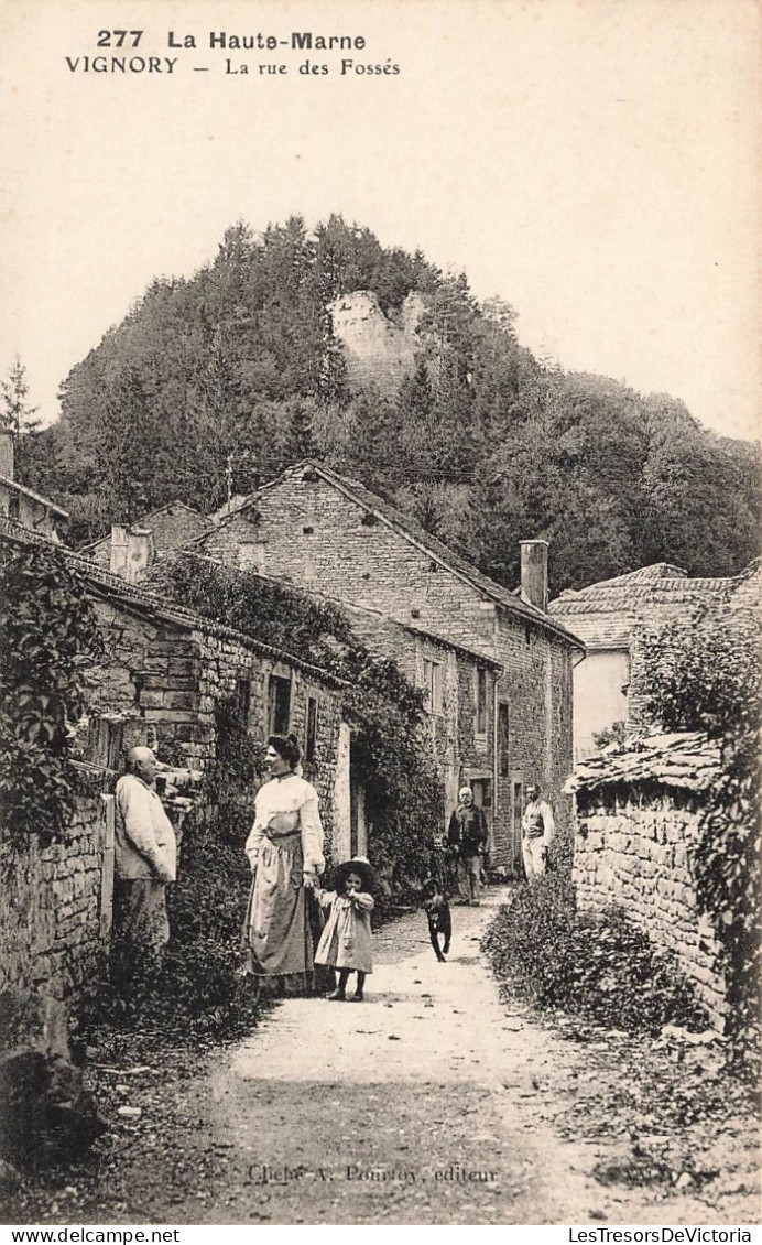 FRANCE - La Haute Marne - Vignory - La Rue Des Fossés - Villageois Dans La Ruelle - Carte Postale Ancienne - Vignory