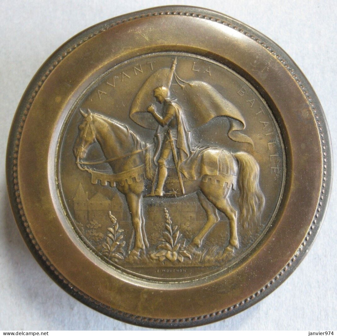 Boite En Cuivre Avec Médaille De Jeanne D’arc , Avant La Bataille De Mouchon - Boîtes/Coffrets