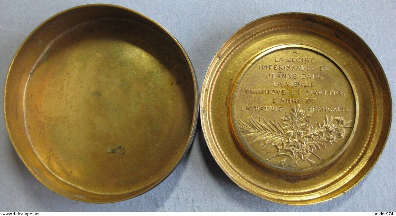 Boite En Cuivre Avec Médaille De Jeanne D’arc , Avant La Bataille De Mouchon - Boxes