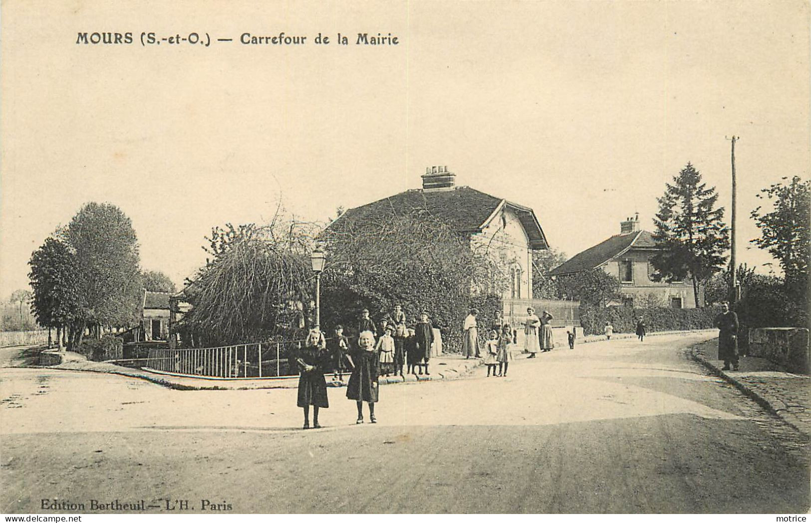 MOURS - Carrefour De La Mairie. - Mours