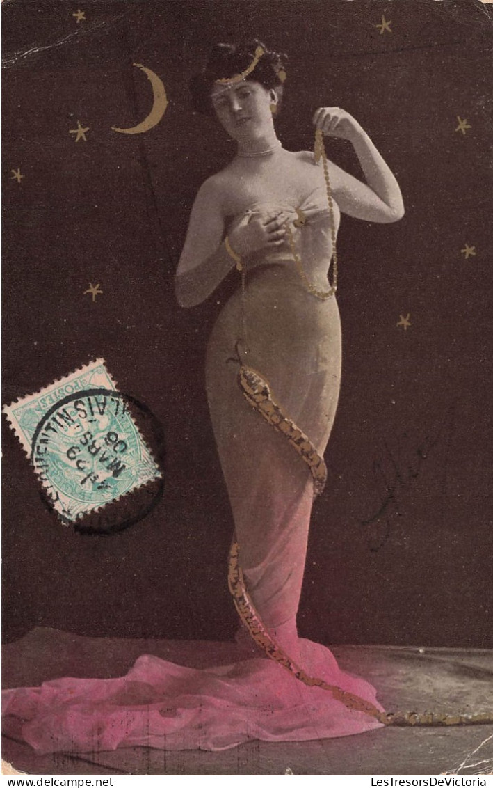 FANTAISIE - Femme - Belle époque - Femme En Robe Moulante - Serpent à Sa Taille - Constellation - Carte Postale Ancienne - Donne