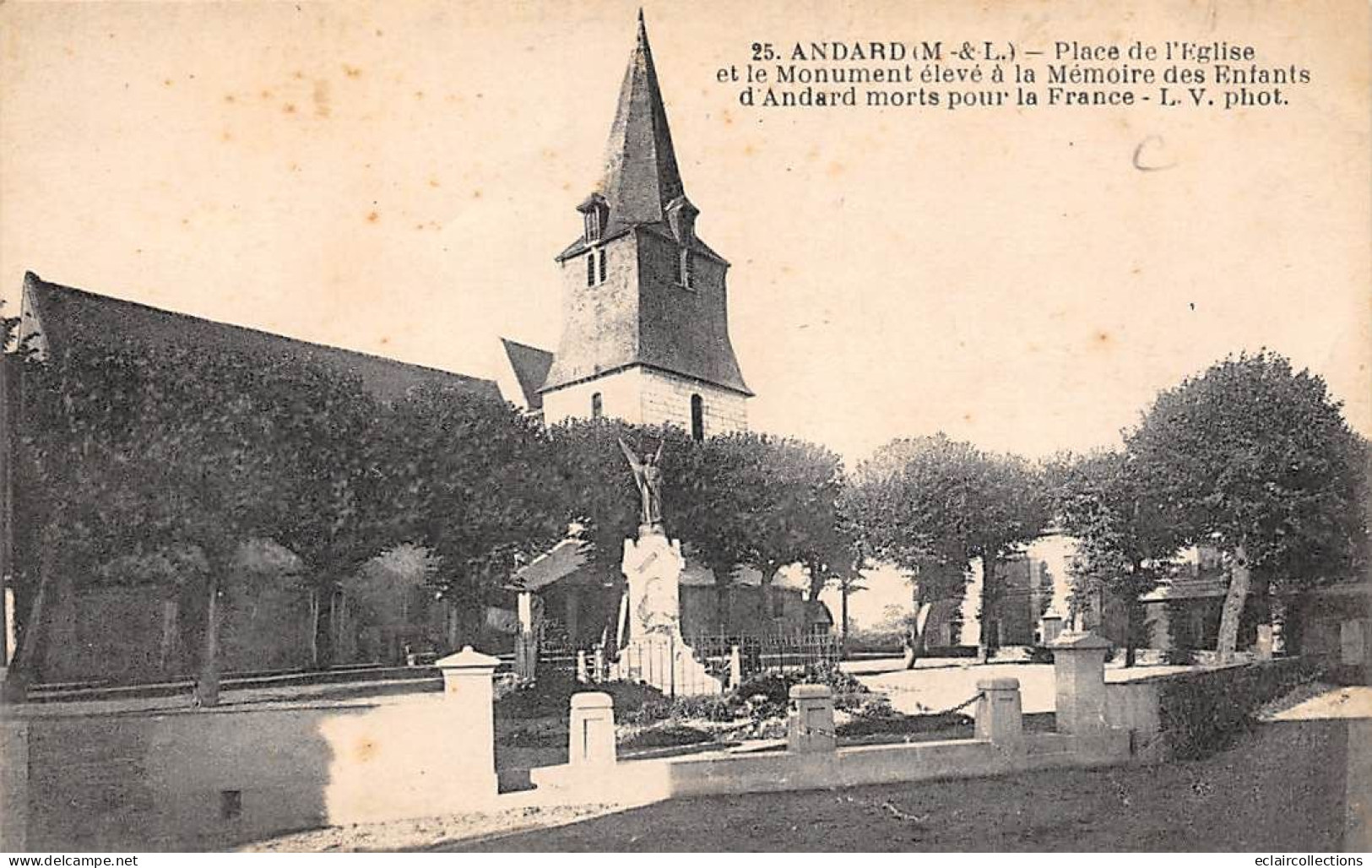 Andard           49      L'Eglise Et Le Monuments Aux Morts        (voir Scan) - Altri & Non Classificati