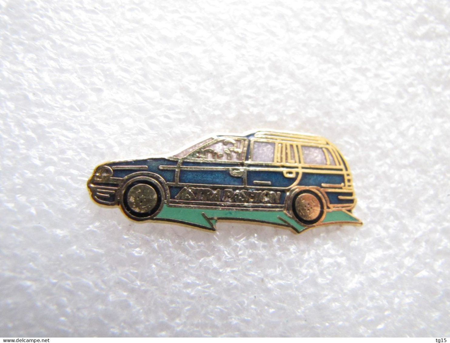 PIN'S    OPEL  ASTRA  FASHION  Email Grand Feu   Demons Et Merveilles - Opel