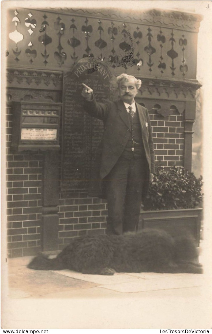 FANTAISIE - Homme - Un Homme Montrant Un Objet Du Doigt - Chien Noir - Carte Postale Ancienne - Männer