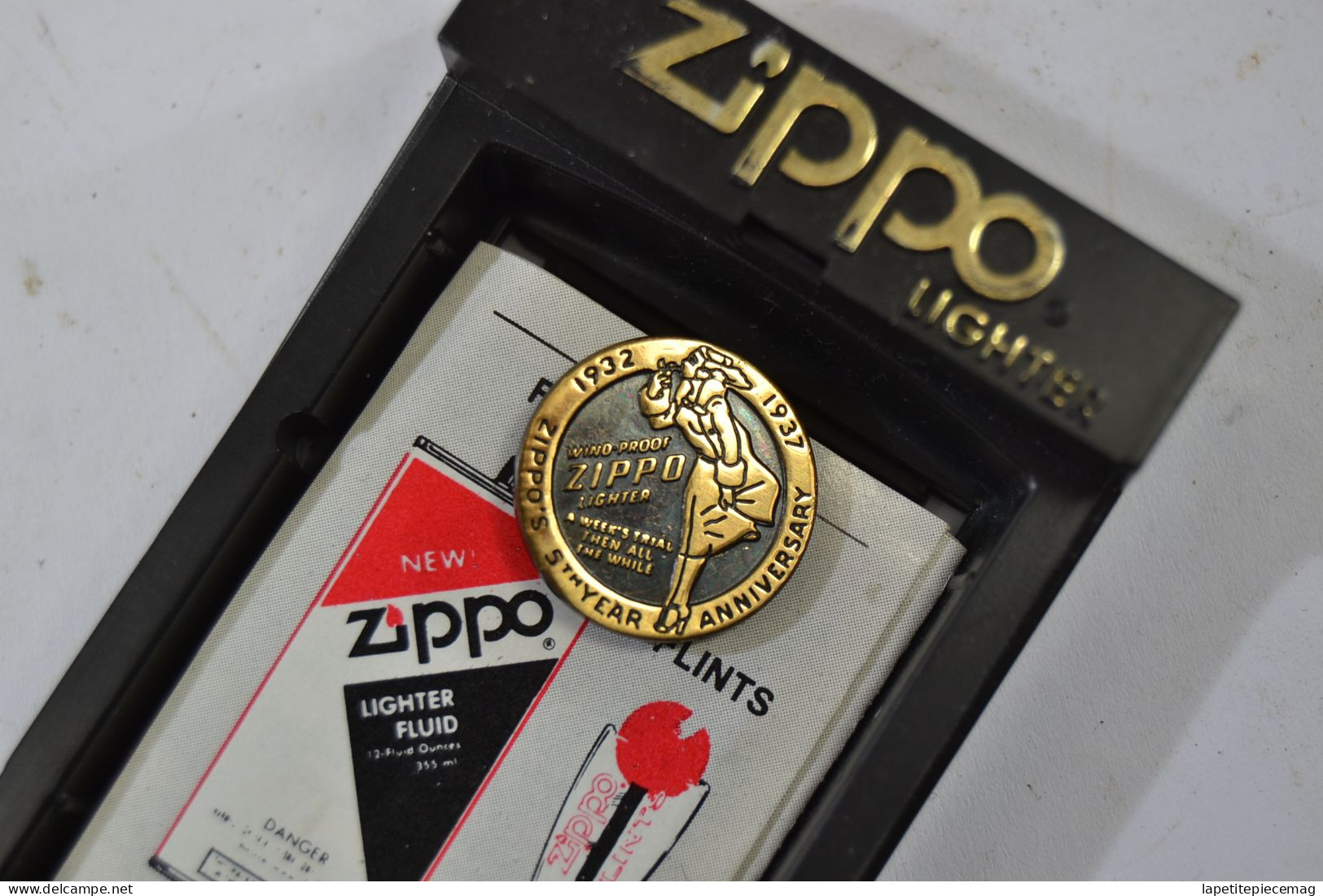 Pin's Zippo Pin Up Avec Boite Vide - Altri & Non Classificati