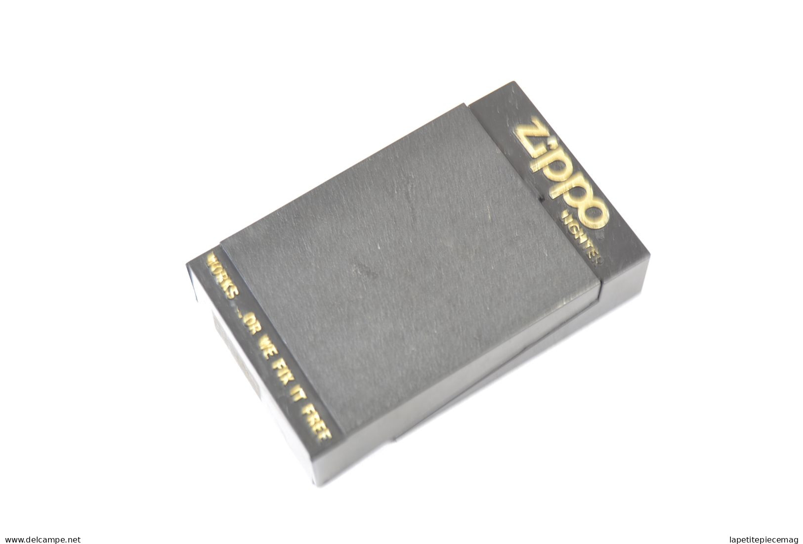 Pin's Zippo Pin Up Avec Boite Vide - Autres & Non Classés