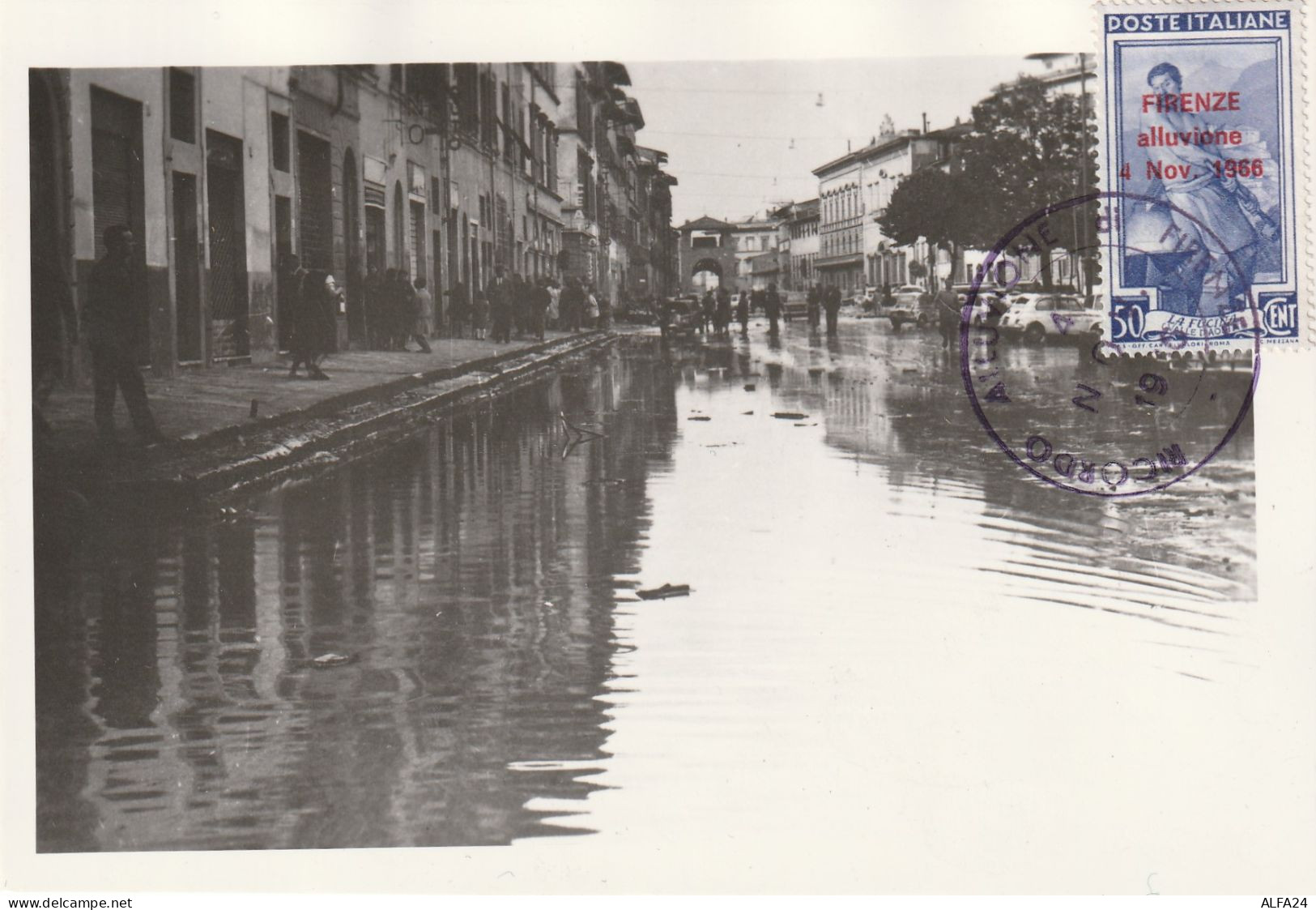FOTO FIRENZE ALLUVIONATA 1966 CON 50 C. ITALIA AL LAVORO SOVRASTAMPATO (RY8327 - Inondations