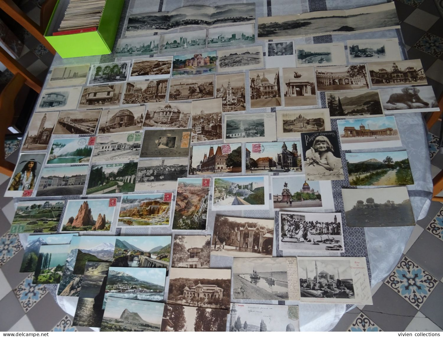 2 grandes boites de cartes postales anciennes France et étranger