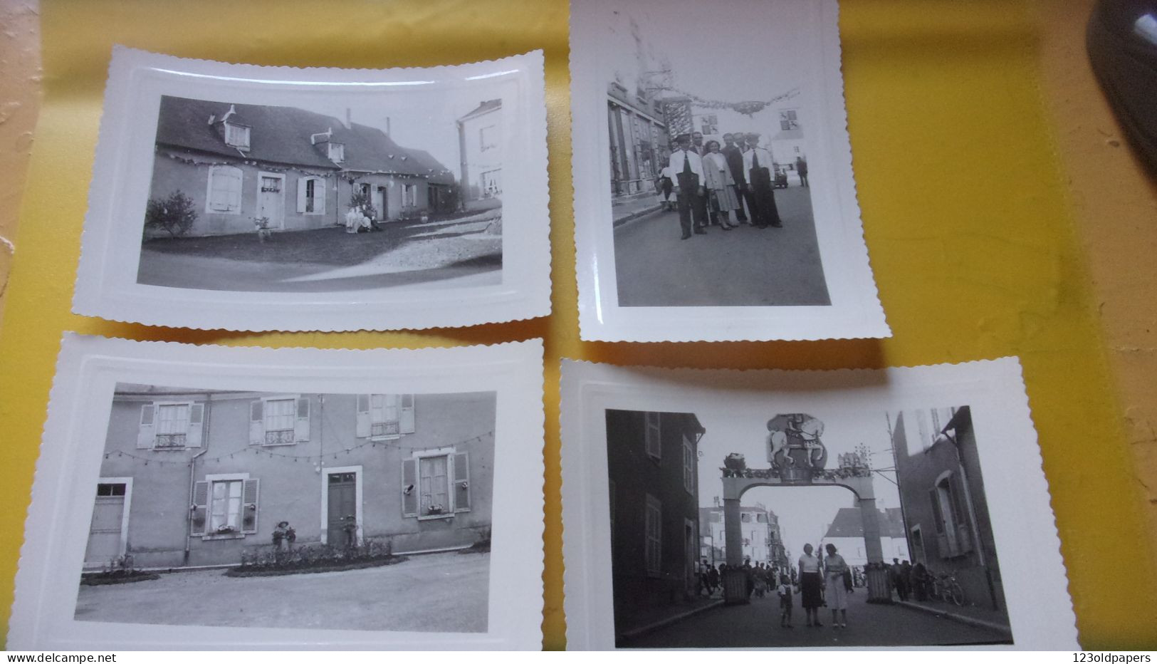 18 LOT DE 4 PHOTOS AMATEUR HENRICHEMONT 1954 VILLE DECOREE FETE - Henrichemont