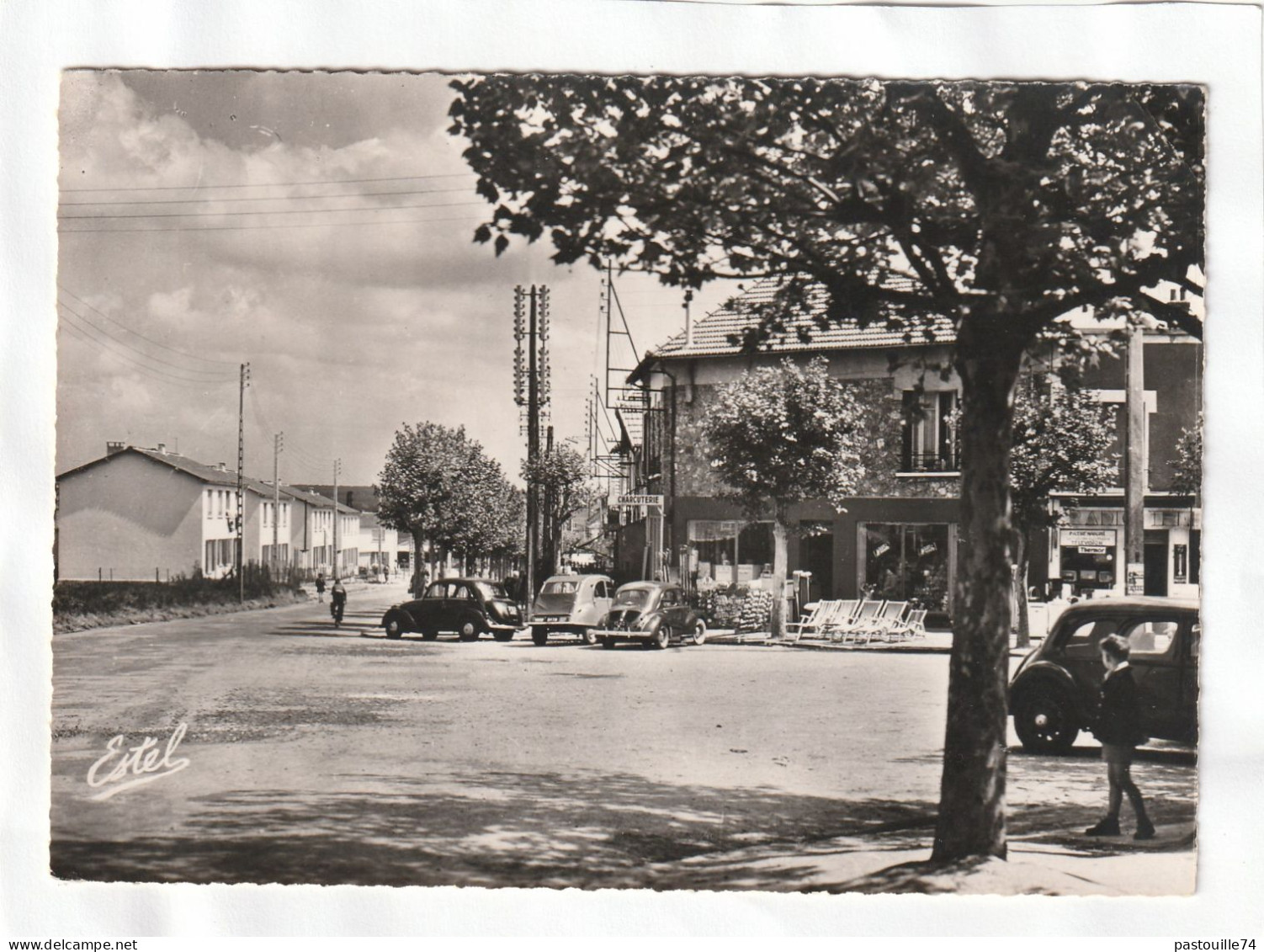 CPM. 15 X 10,5  -  LES  CLAYES-SOUS-BOIS  -  Rue Maurice-Jouet Et Place De La République - Les Clayes Sous Bois