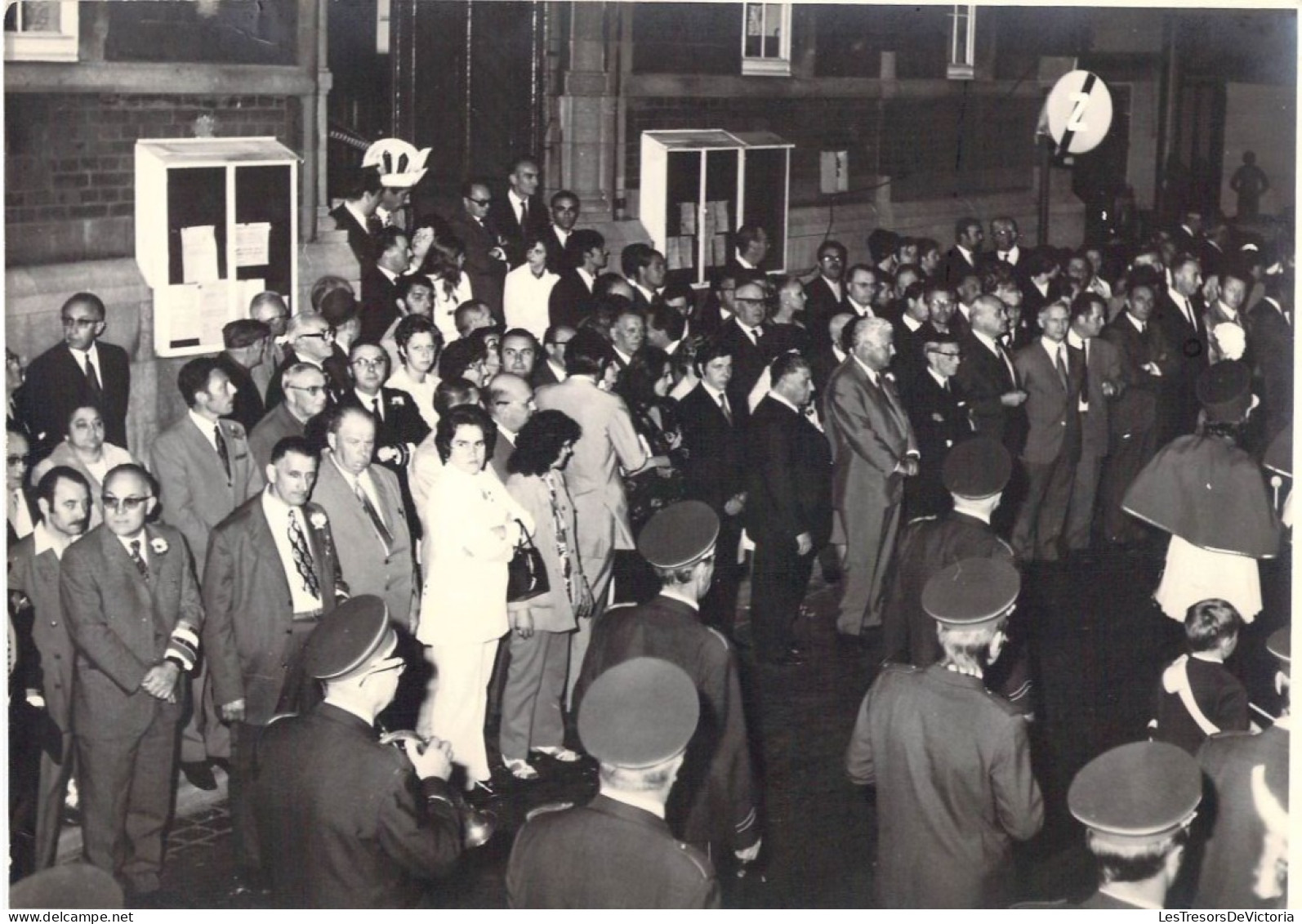 Photographie - Porte De Liège - Les Autorités Pendant Le Défilé Des Fanfares Devant L'hôtel De Ville - Dim:13/18 Cm - Anonymous Persons