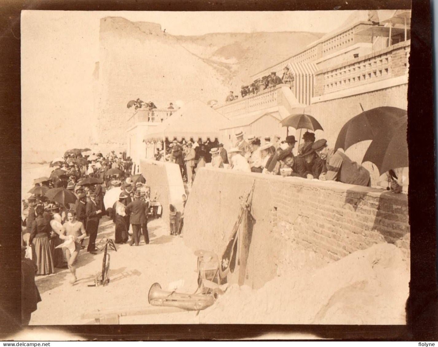 Mesnil Val - 2 Photos Anciennes Albuminées - Inauguration Du Casino Sur La Plage ? - Fête - Format 9x11 Cm - Mesnil-Val