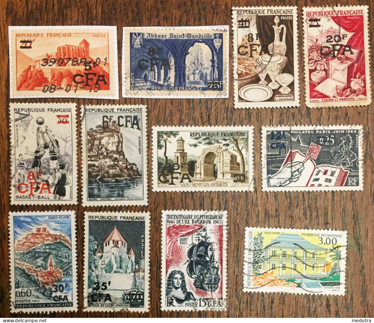 La Réunion 11 Timbres CFA Oblitérés N° Entre 298 Et 365 (voir Description , N° Yvert Au Verso De Chaque Timbre) - Used Stamps