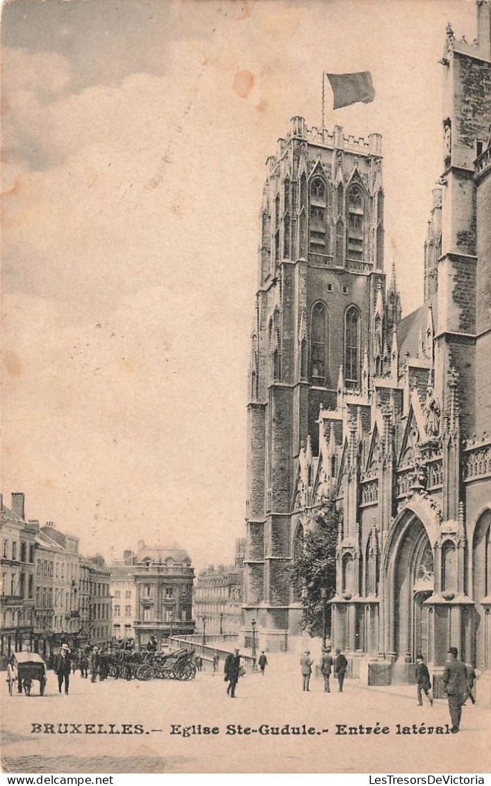 BELGIQUE - Bruxelles - Vue Sur L'église Sainte Gudule - Entrée Latérale - Animé - Carte Postale Ancienne - Monumentos, Edificios