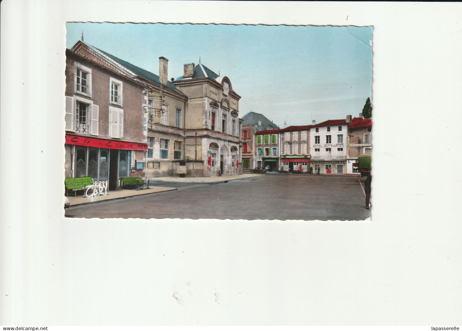 79-La Mothe Saint Heray 1965 - Place Clémenceau ( Café Du Commerce - Hotel Des Voyageurs- Pharmacie) - La Mothe Saint Heray