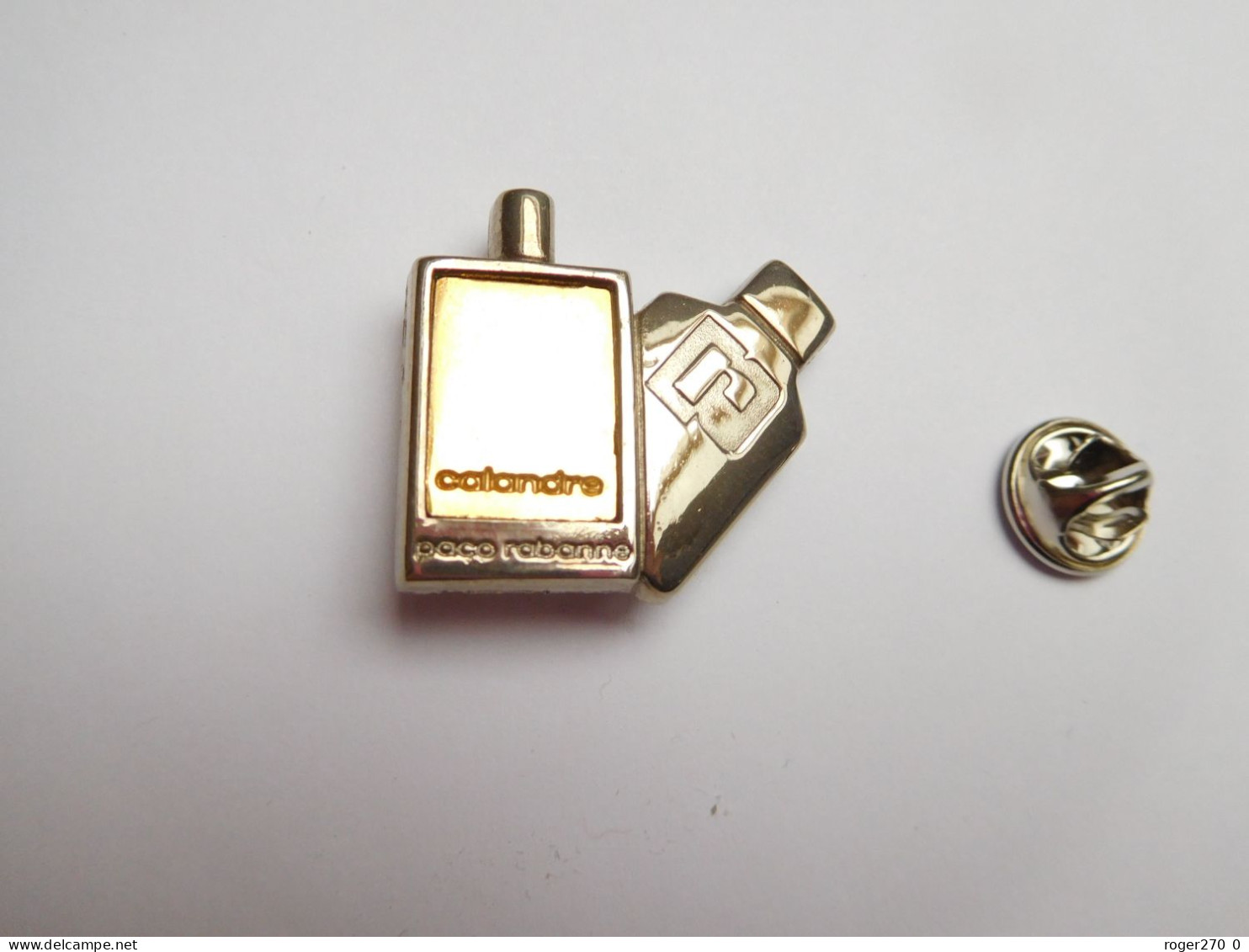 Superbe Pin's En Relief , Parfum , Calandre De Paco Rabanne - Perfume