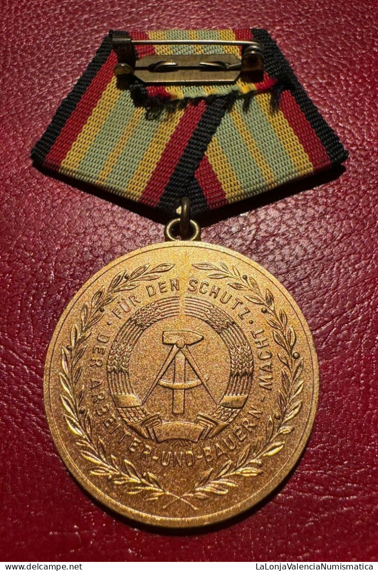 Alemania Democrática Medalla Por Valor Y Constancia En El Ejército Popular - Autres & Non Classés