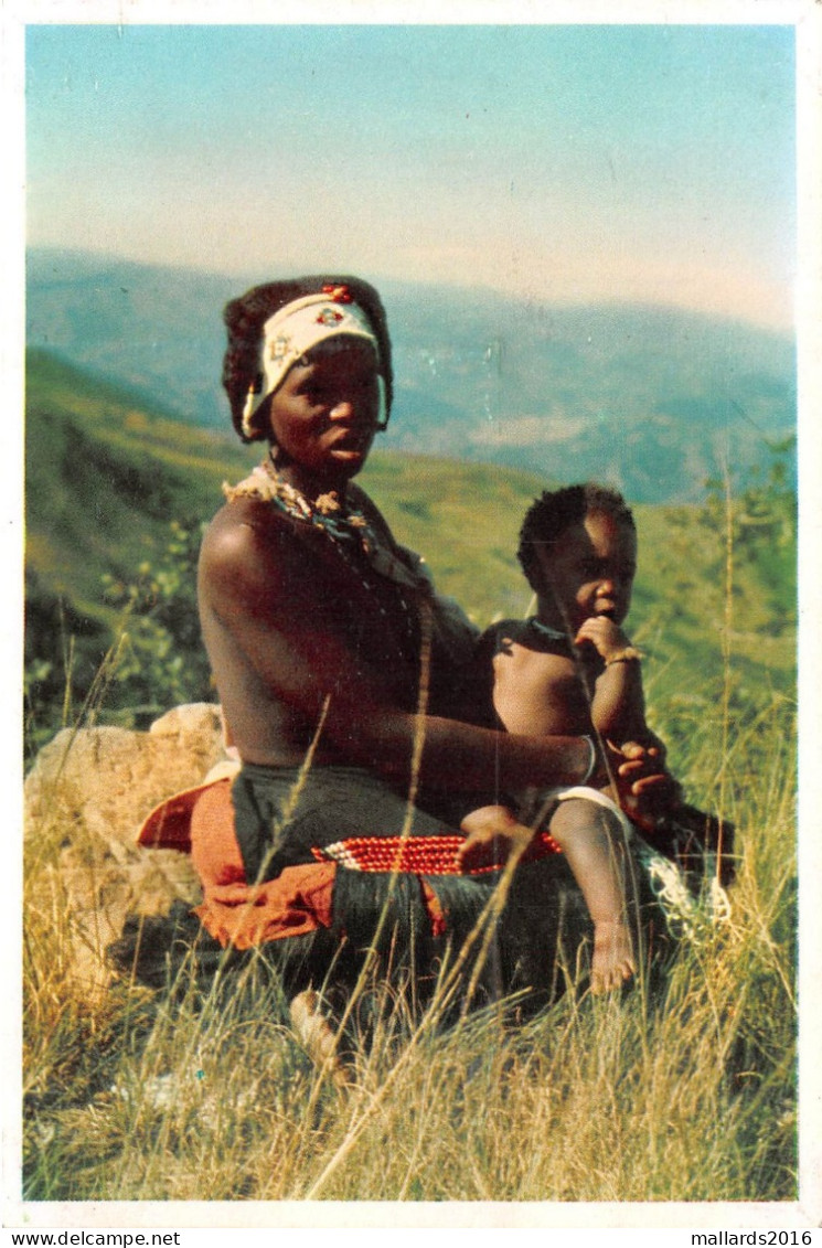 SOUTH AFRICA - BANTU LIFE - ZULU MOTHER & CHILD ~ AN OLD REAL PHOTO POSTCARD - SIZE 150 X 100 Mm  #235728 - Afrique