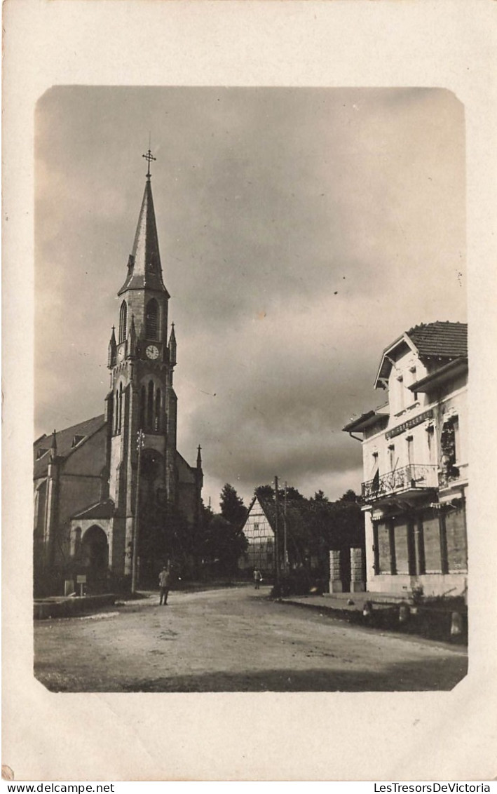BATIMENT ET ARCHITECTURE - Eglise - Clocher - Village - Place Vide - Carte Postale Ancienne - Iglesias Y Catedrales