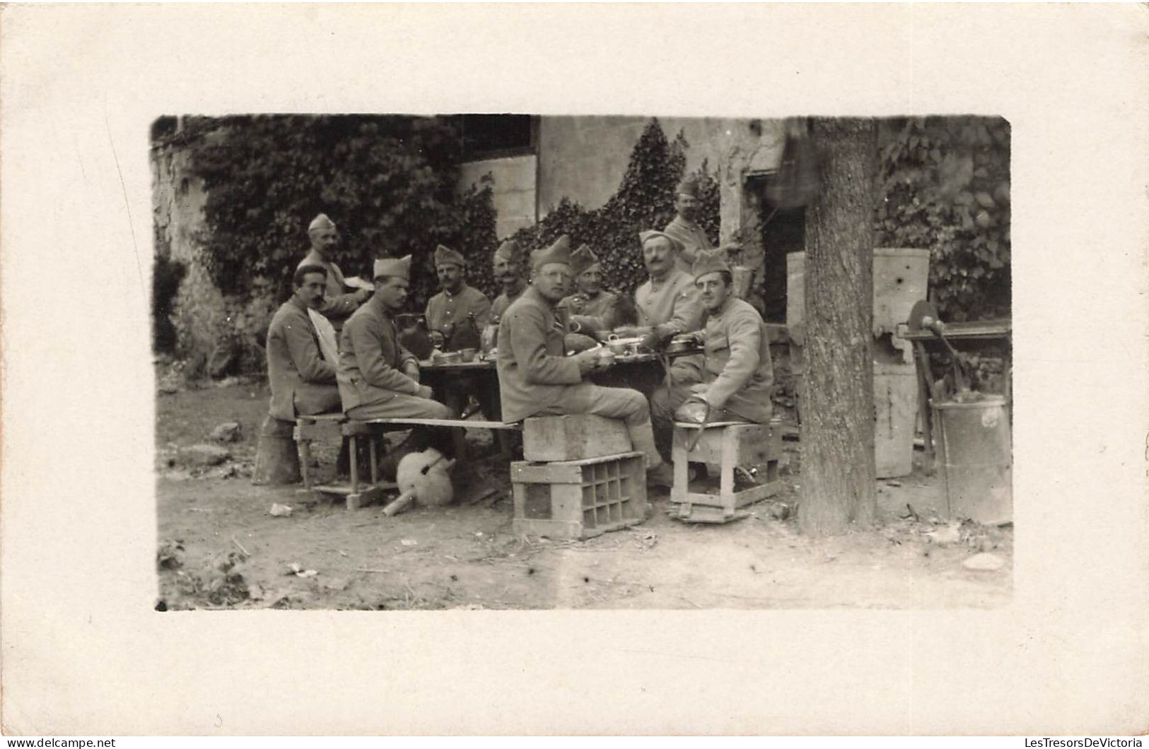 MILITARIA - Groupe De Soldats Autour D'un Déjeuner - Tables Et Chaises De Fortune - Guerre - Carte Postale Ancienne - Personen