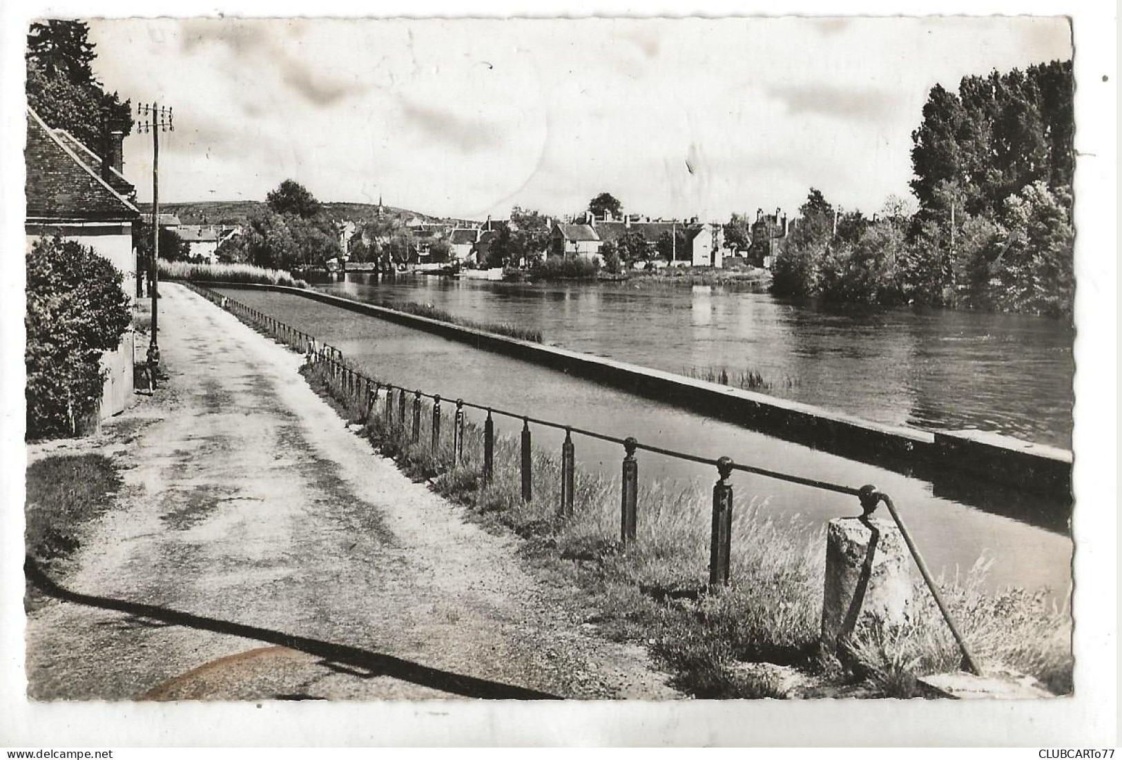 Champs-sur-Yonne (89) : Le Canal Le Long De La Rivière Prise De La Route En 1958 ETAT PF. - Champs Sur Yonne