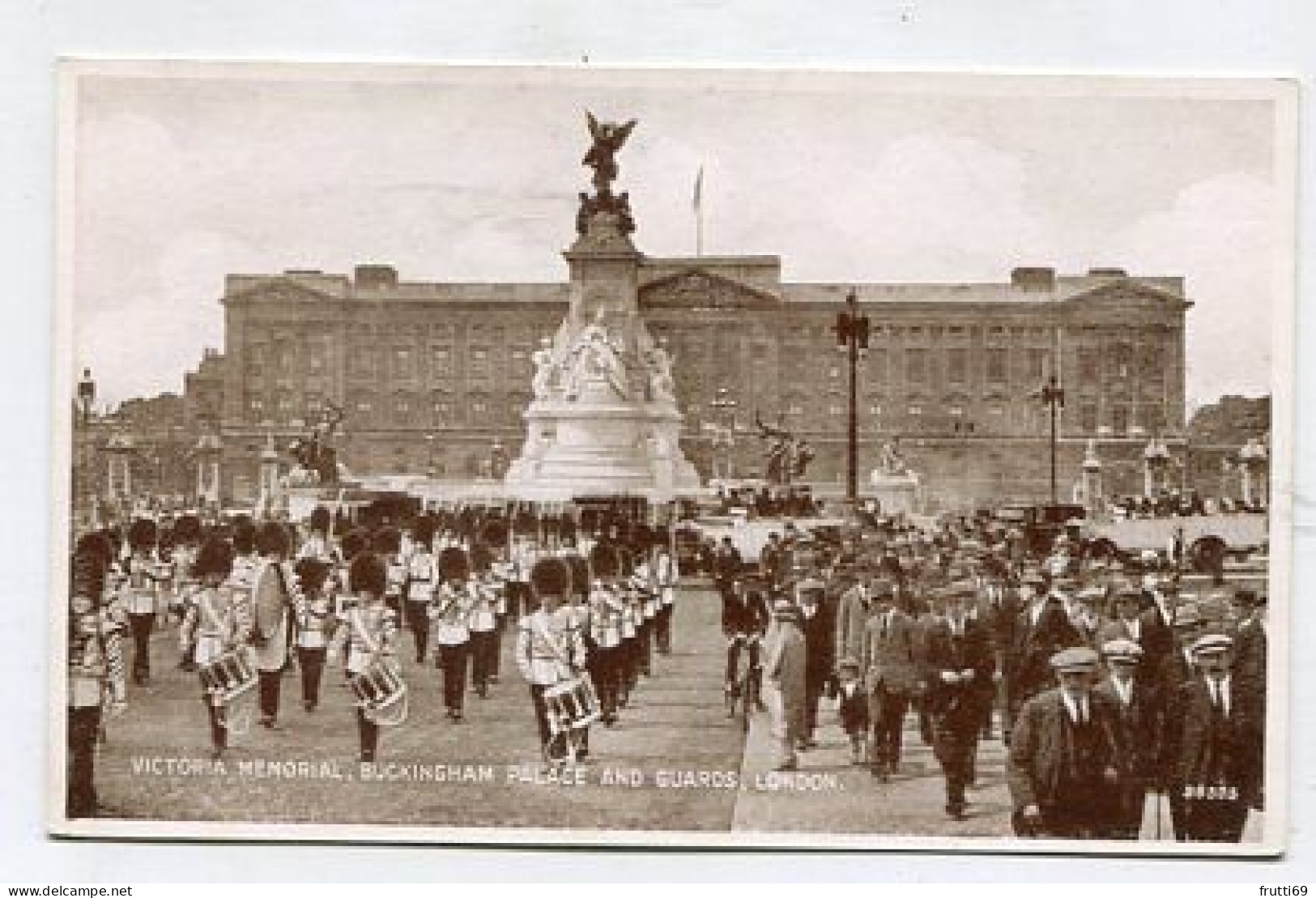 AK 188516 ENGLAND - London - Victoria Memorial,  Buckingham Palace And Guards - Buckingham Palace