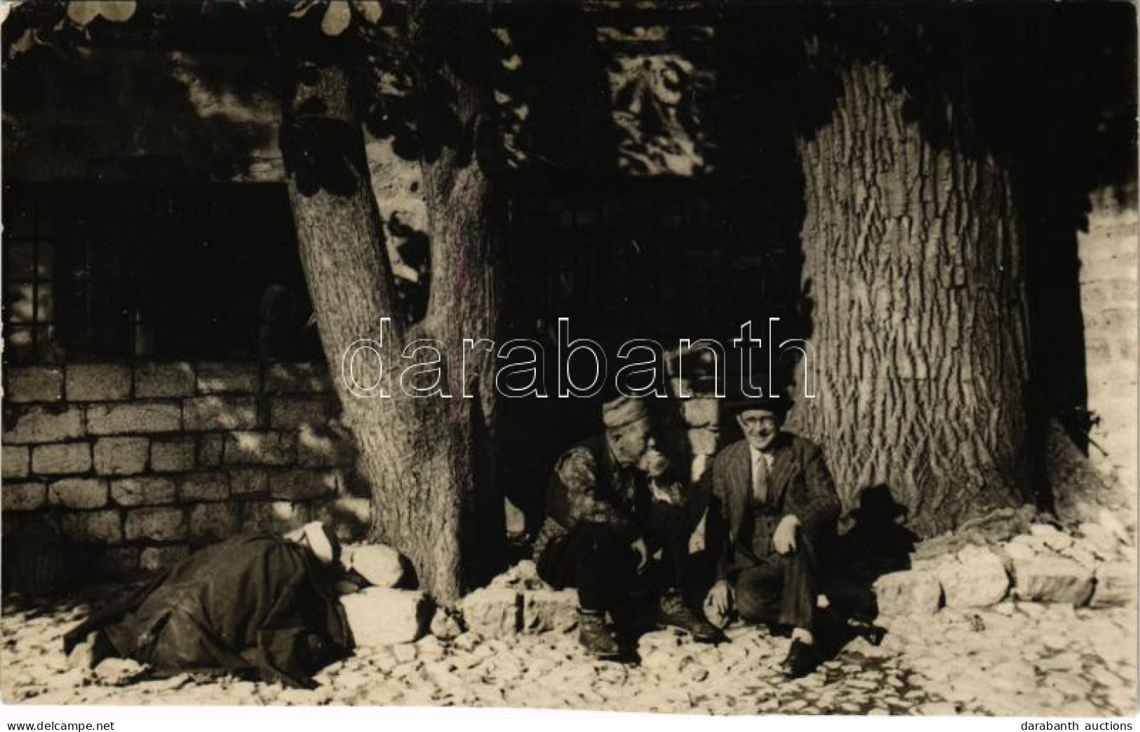 T2 1930 Ada Kaleh (?), úr Törökökkel / Man With Turkish Men. Photo - Zonder Classificatie