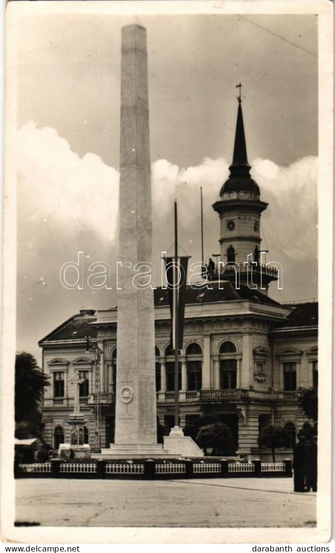 T2 1942 Óbecse, Stari Becej; Országzászló és Hősi Emlékmű A Községháza Előtt / Hungarian Flag, Heroes Memorial, Town Hal - Sin Clasificación