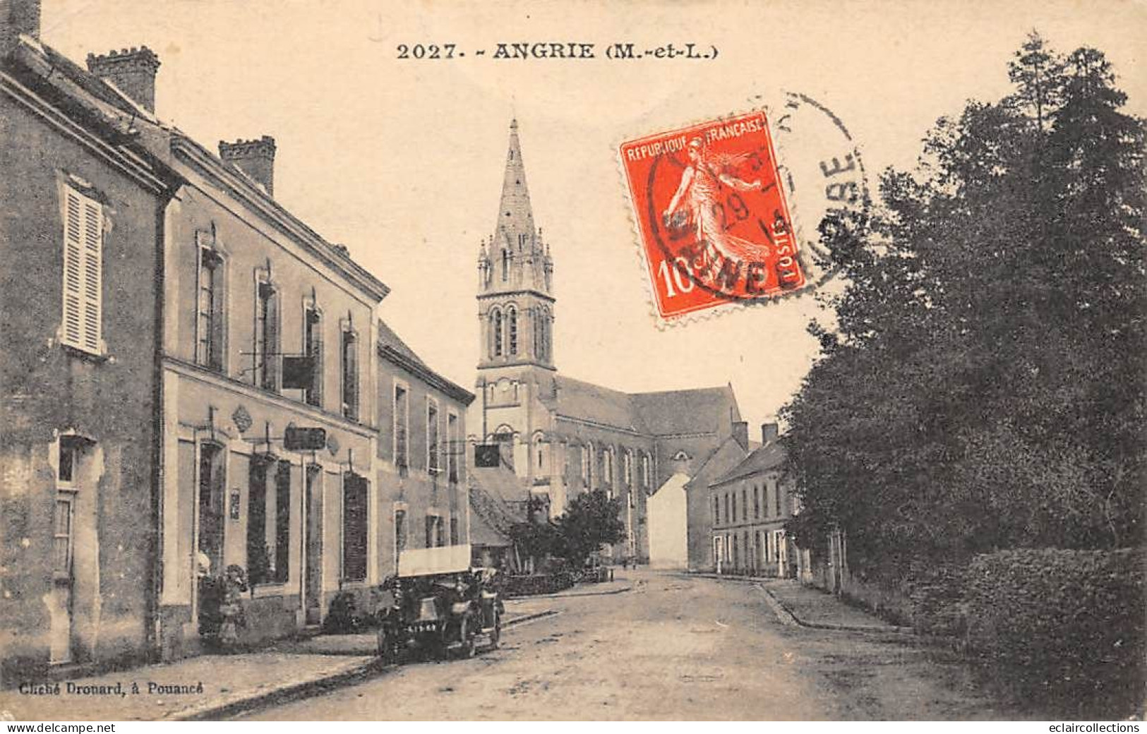 Angrie         49         Une Rue  .  Voiture Ancienne Renault      N° 2027       (voir Scan) - Sonstige & Ohne Zuordnung