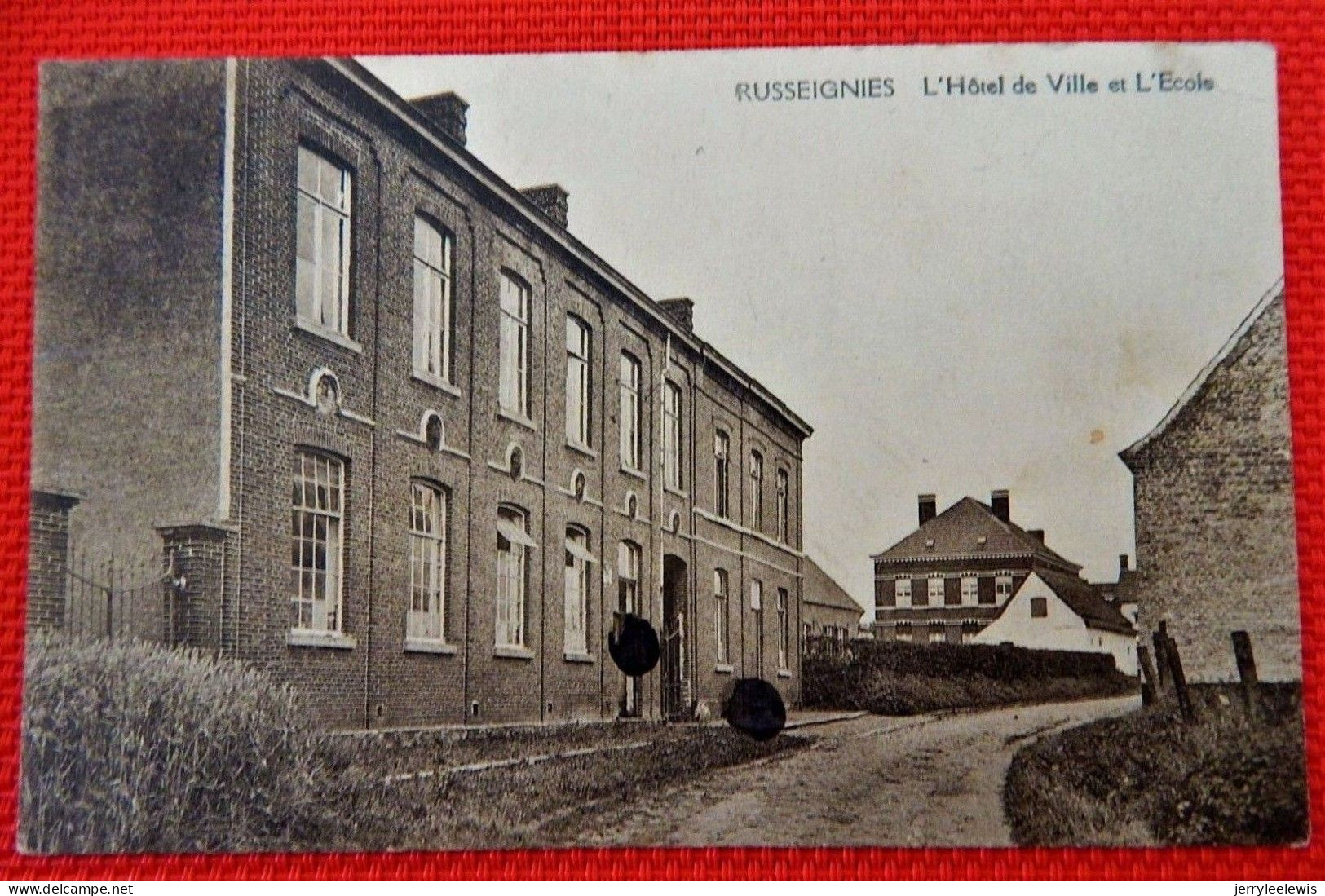 RUSSEIGNIES -   L'Hôtel De Ville Et L'Ecole - Mont-de-l'Enclus