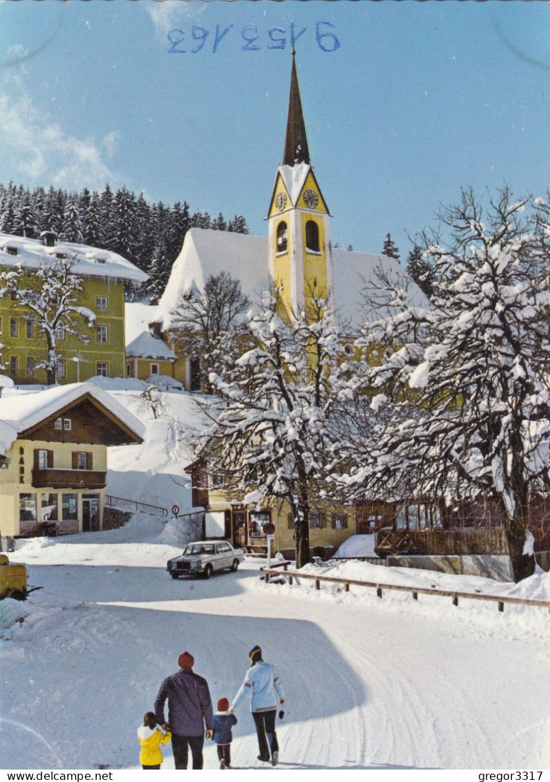 E683) Wintersportplatz FIEBERBRUNN - Straßenmotiv - Familie - Altes Auto Verschneite Kirche - Fieberbrunn