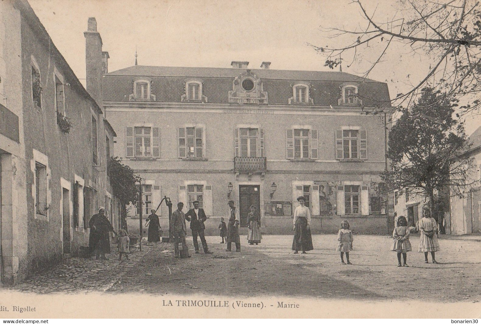 CPA 86  LA TRIMOUILLE  MAIRIE TRES ANIMEE - La Trimouille