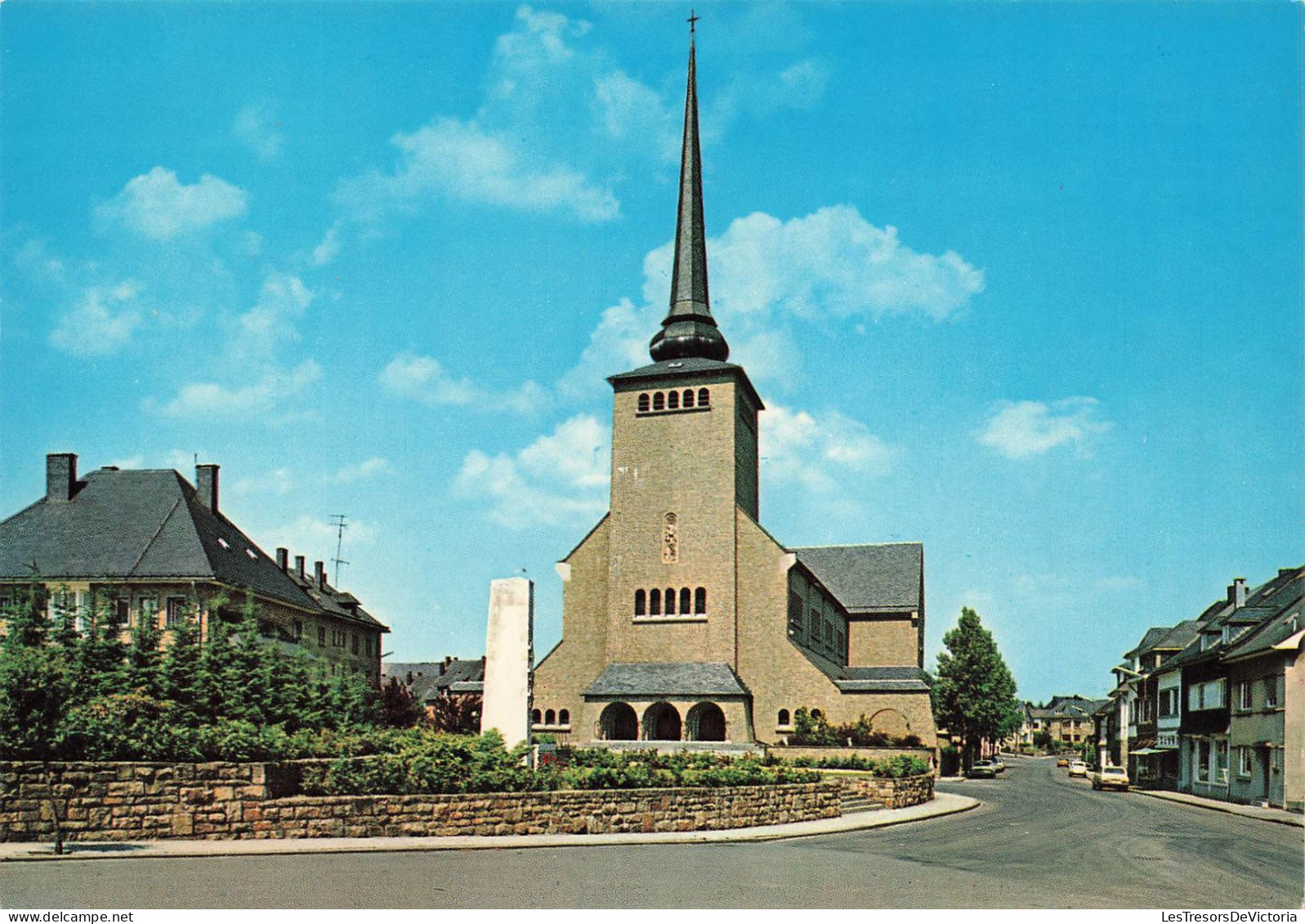 BELGIQUE - Saint Vith - Vue Générale De L'église - Colorisé - Carte Postale - Sankt Vith