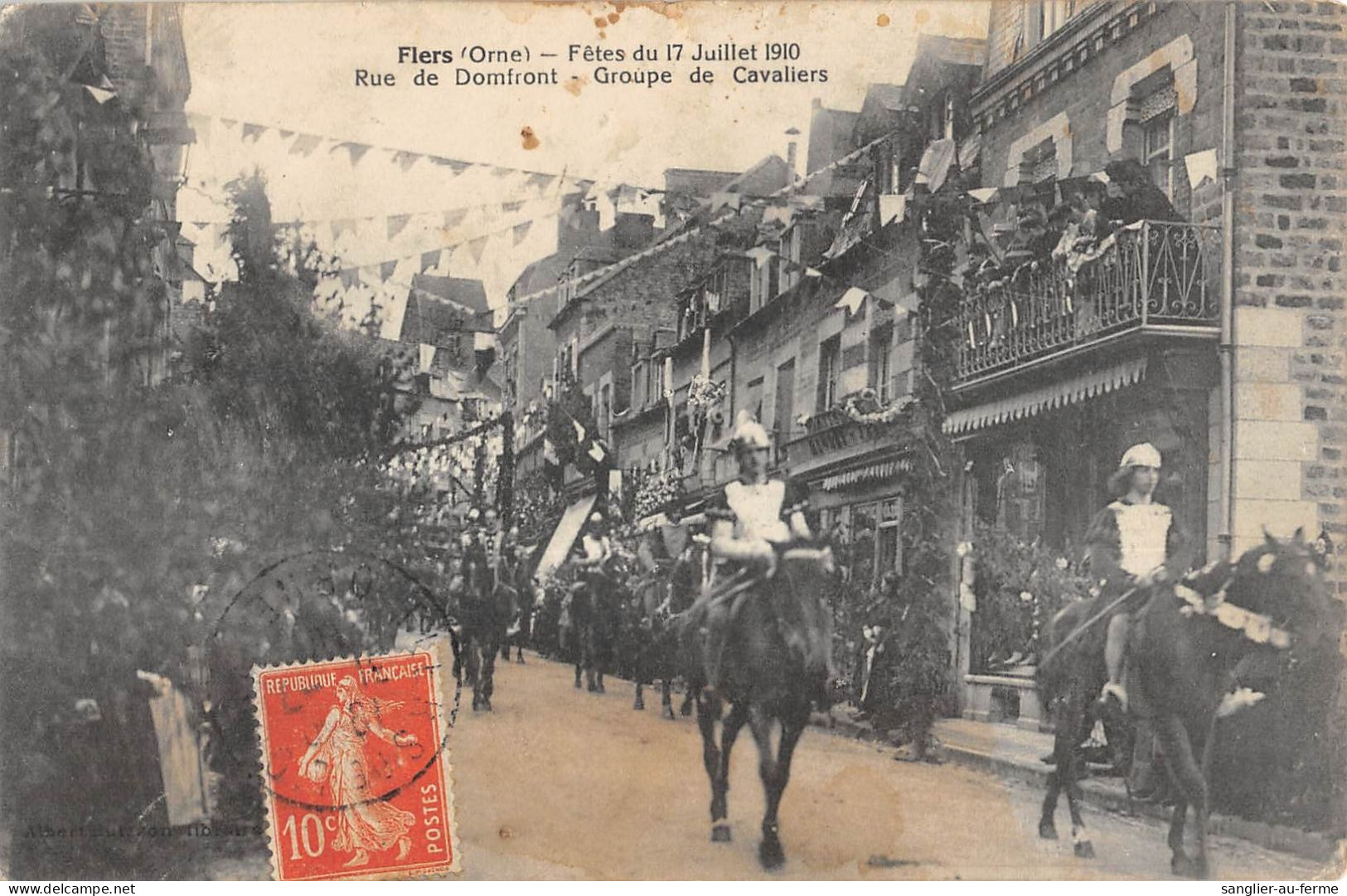 CPA 61 FLERS / FETES DU 17 JUILLET 1910 / RUE DE DOMFRONT / GROUPE DE CAVALIERS / Cliché Rare - Flers