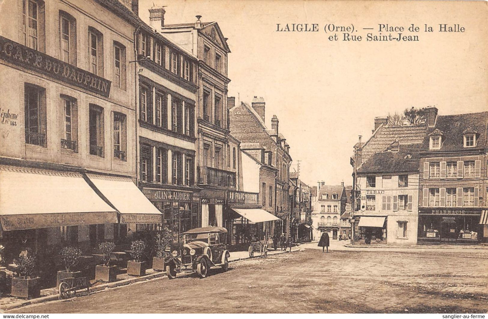 CPA 61 LAIGLE / PLACE DE LA HALLE ET RUE SANT JEAN / Cliché Rare - L'Aigle