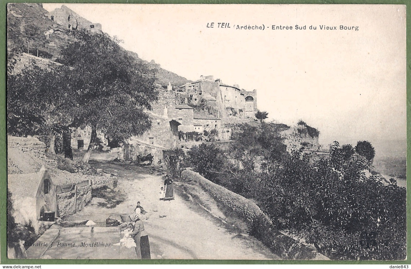 CPA Vue Peu Courante - ARDECHE - LE TEIL - ENTRÉE SUD DU VIEUX BOURG - Animation Au Lavoir - Le Teil