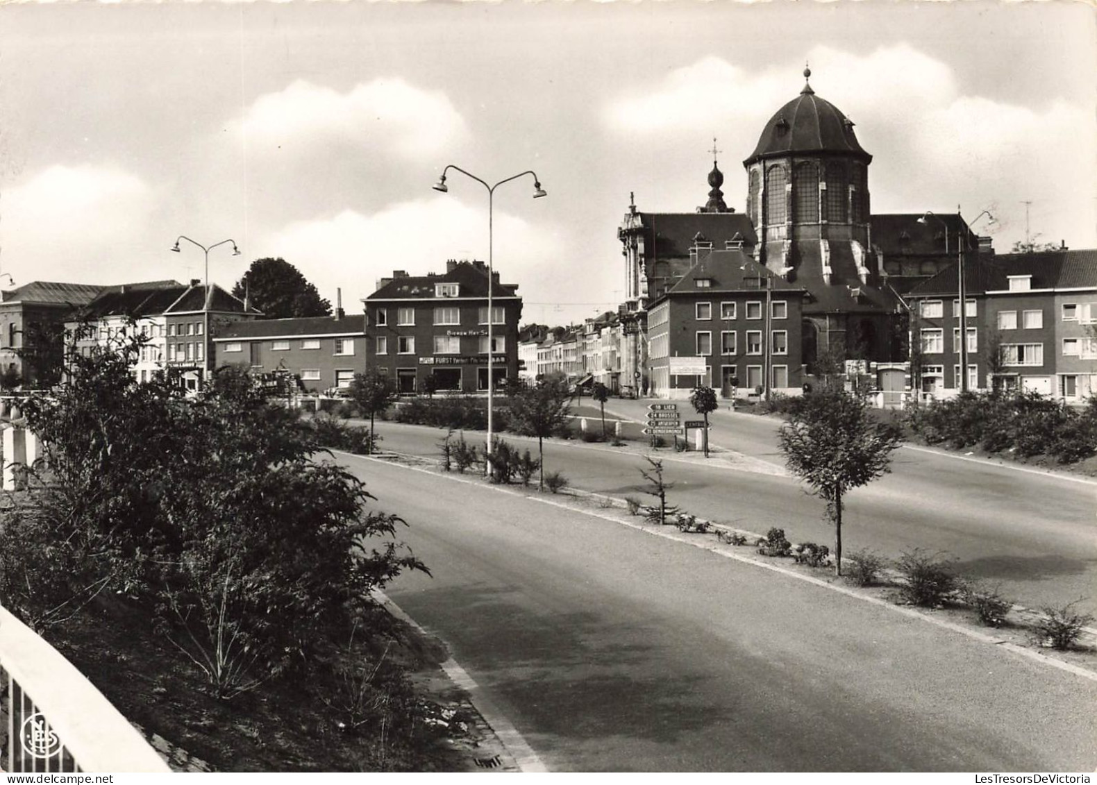 BELGIQUE - Malines - Église Notre-Dame D'Hanswijk Avec Artère De Communication Modernisée - Carte Postale - Mechelen