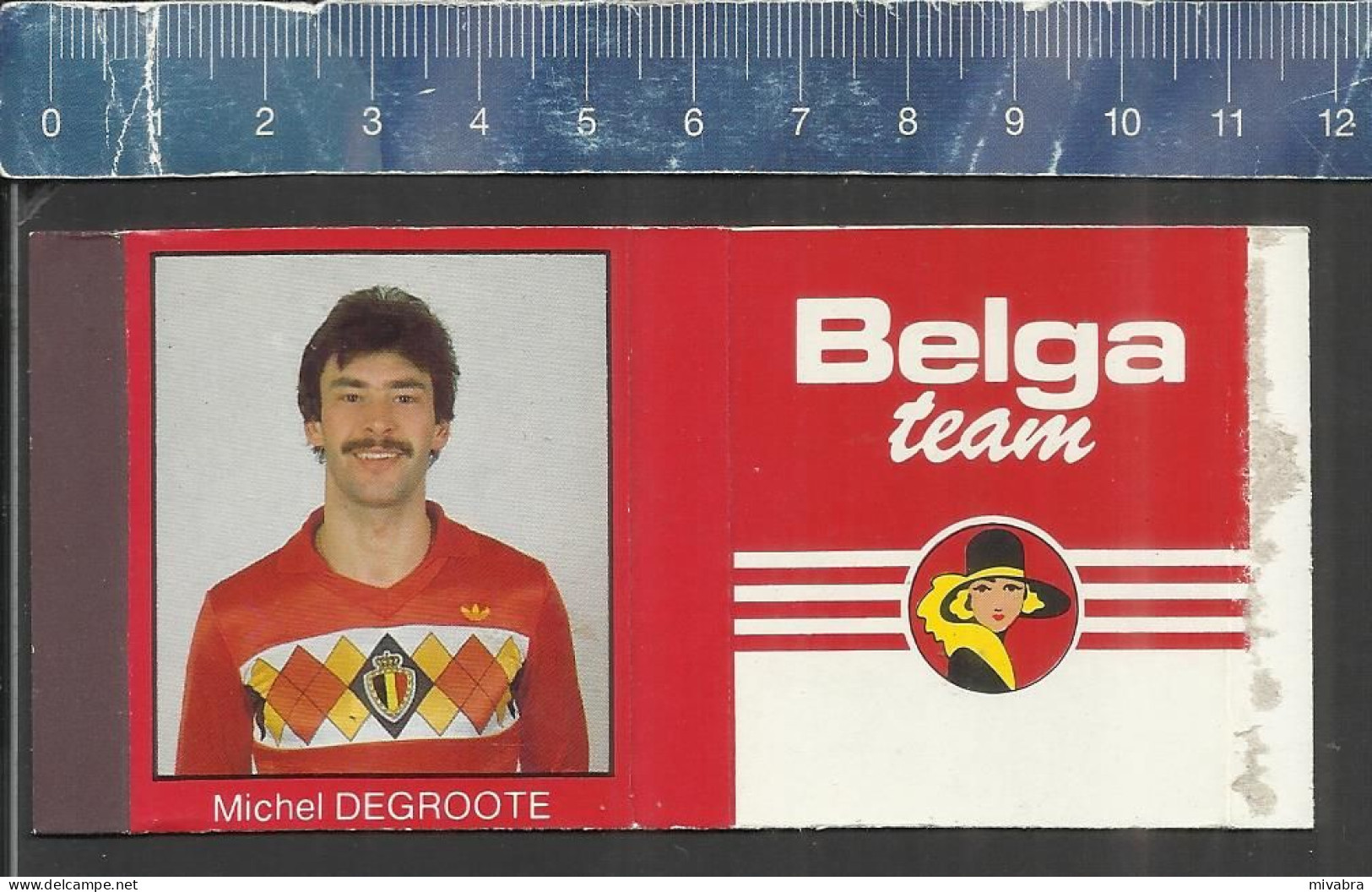 RODE DUIVEL MICHEL DEGROOTE FOOTBALL SHIRT TRICOT EK 1984 ( BELGA TEAM CIGARETTES ) OLD MATCHBOX SKILLET BELGIUM - Boites D'allumettes - Etiquettes