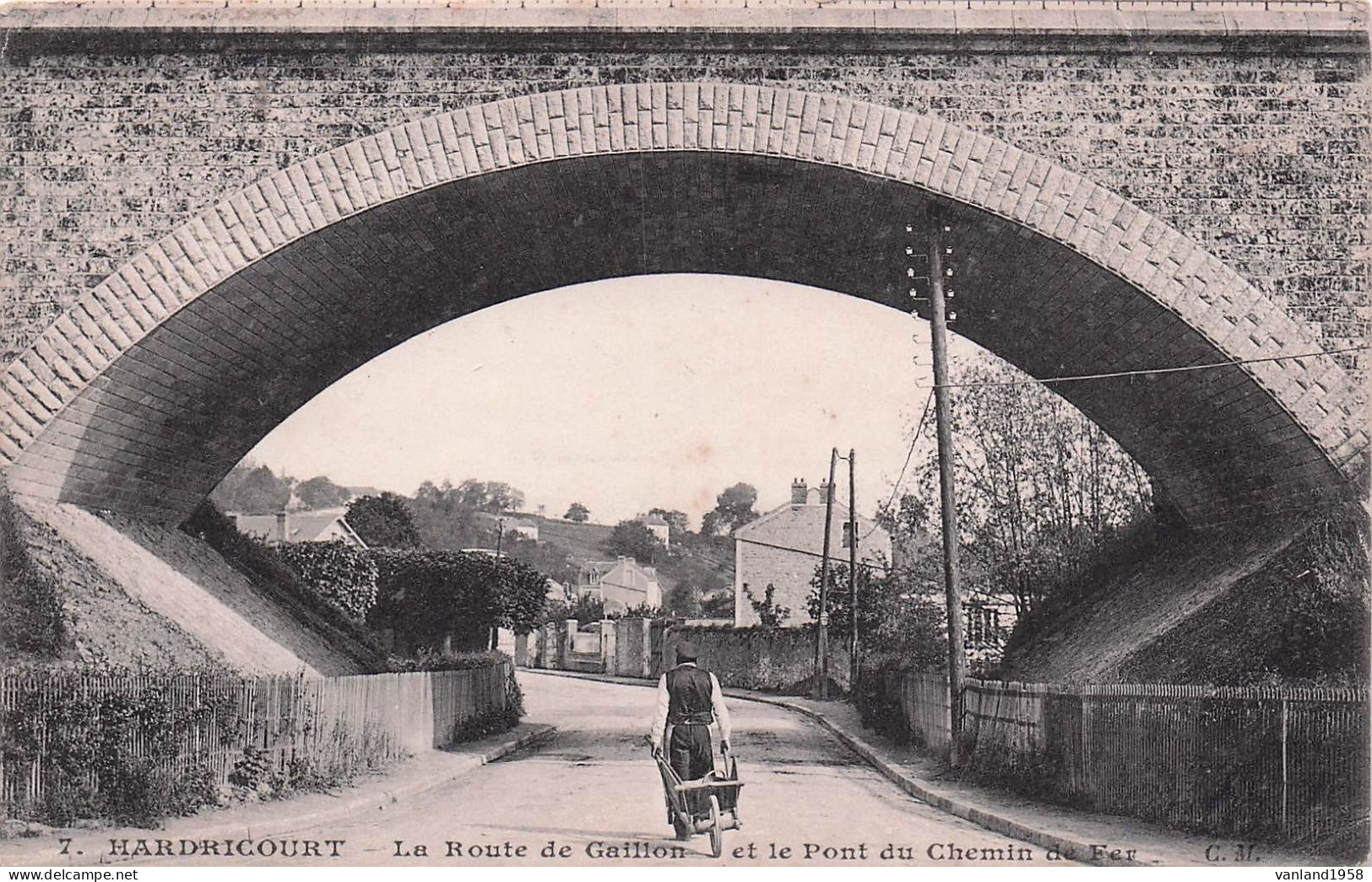 HARDRICOURT-la Route De Gaillon Et Le Pont De Chemin De Fer - Hardricourt