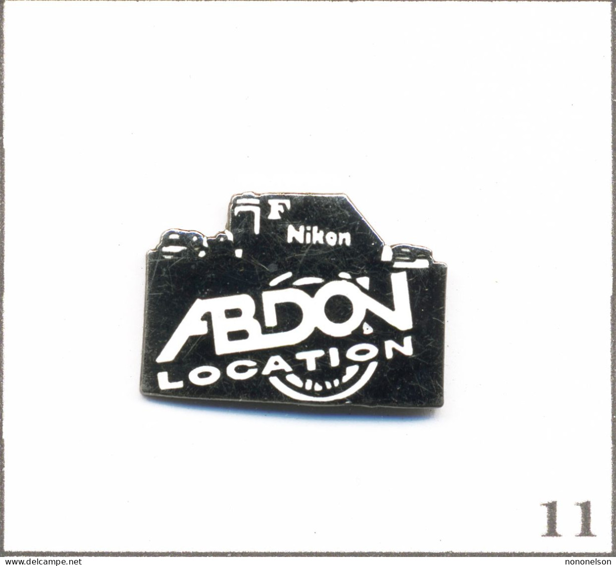 Pin's Photographie - Magasin “Abdon“ - Location Matériel - Bd Beaumarchais (Paris) - Nikon F. Est. HK Pub. EGF. T1005-11 - Photographie